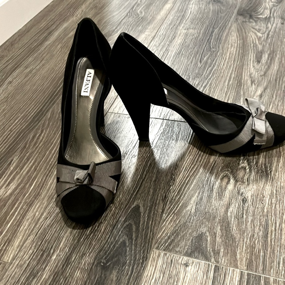 Alfani size 8 suede black heels